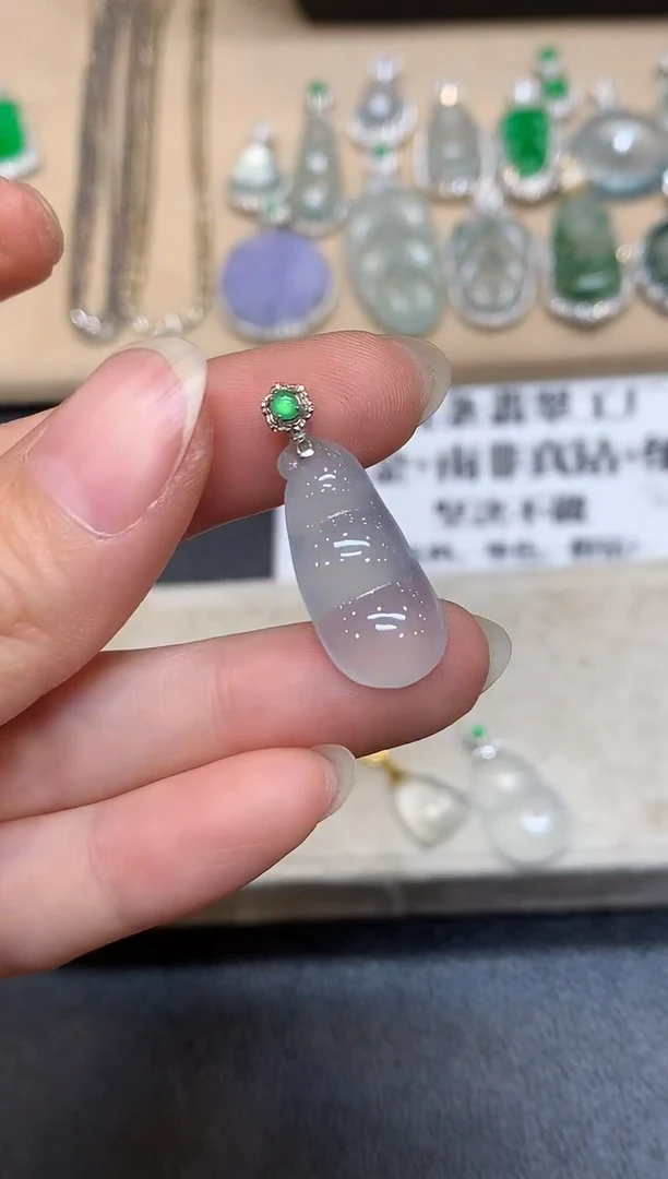 颈饰18K金镶嵌翡翠福豆【无服务费