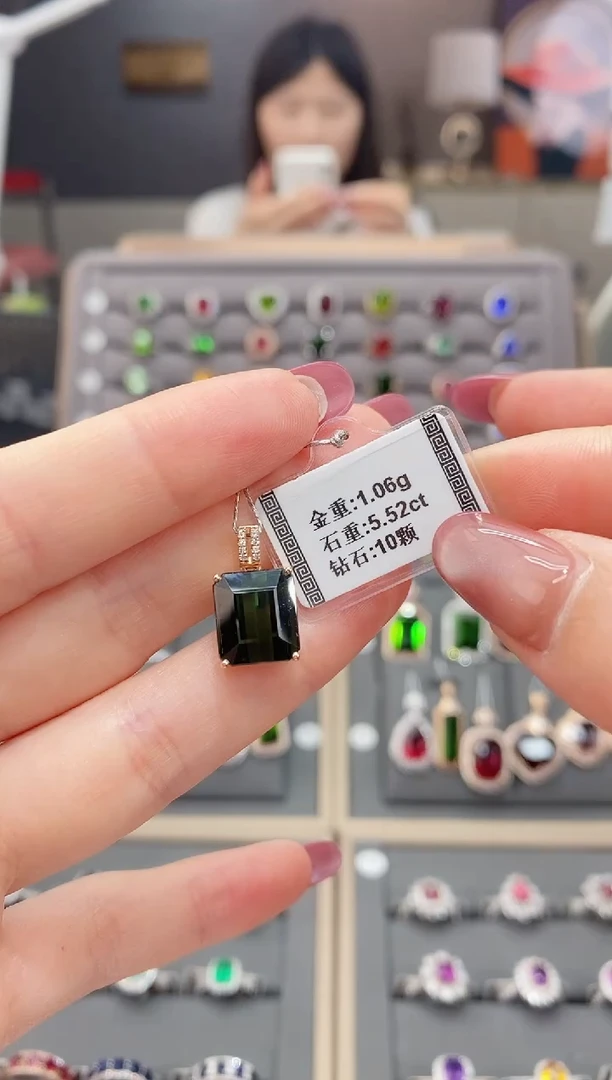 18K金镶嵌颈饰碧玺5.52