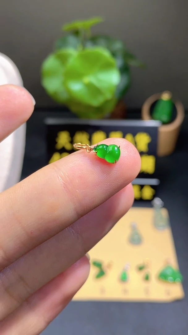 颈饰18K金镶嵌翡翠翡翠A货