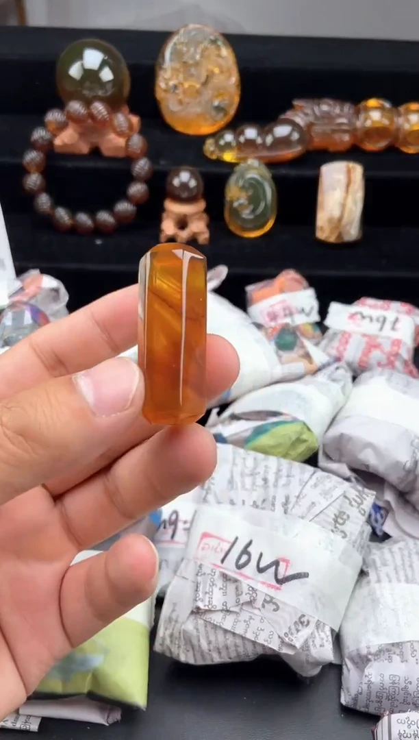 未镶嵌颈饰琥珀金棕珀菱柱