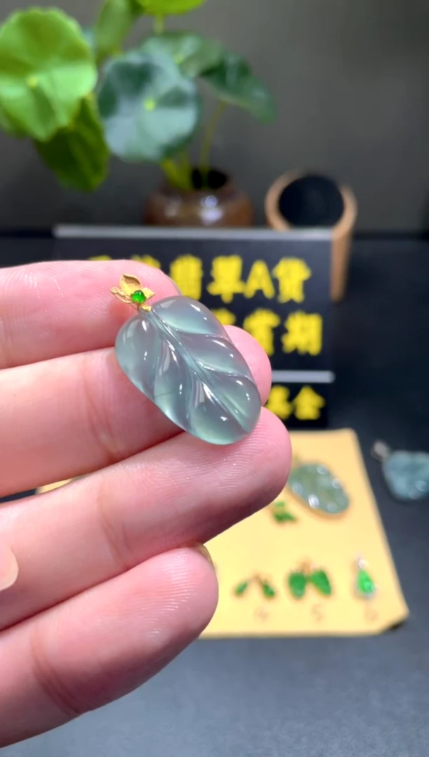 颈饰18K金镶嵌翡翠翡翠A货
