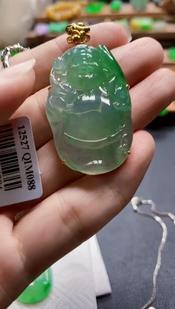 翡翠18K金镶嵌颈饰财神