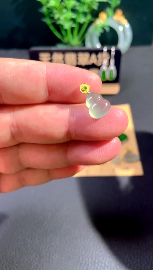 颈饰18K金镶嵌翡翠翡翠