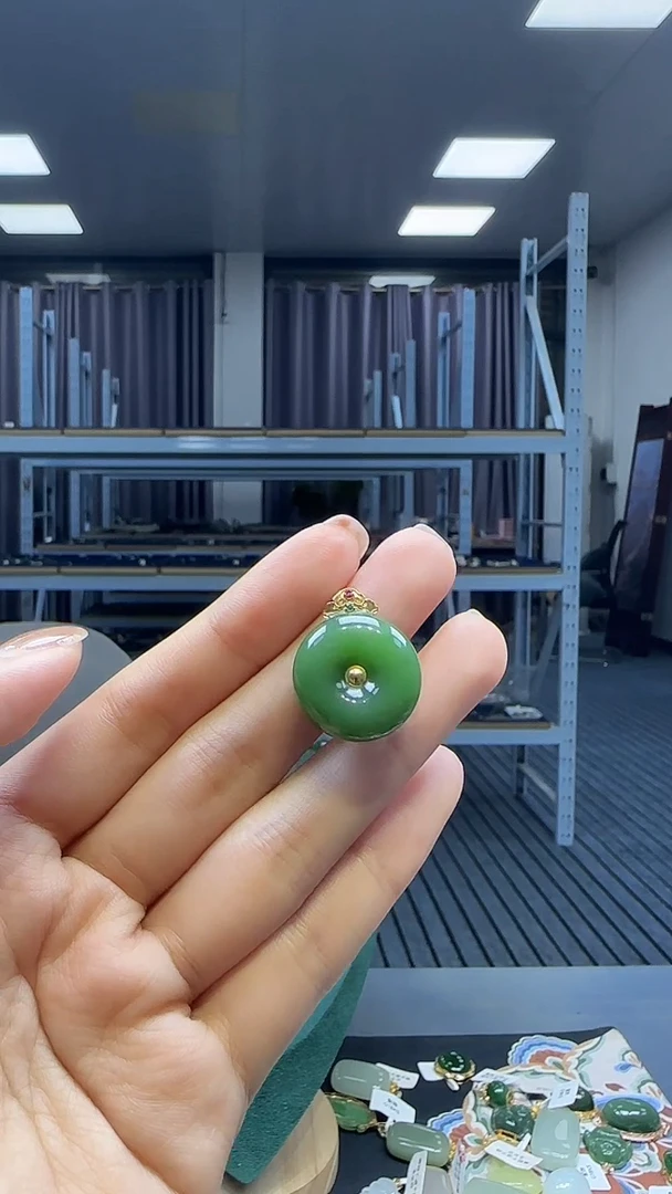 18K金镶嵌和田玉挂件1
