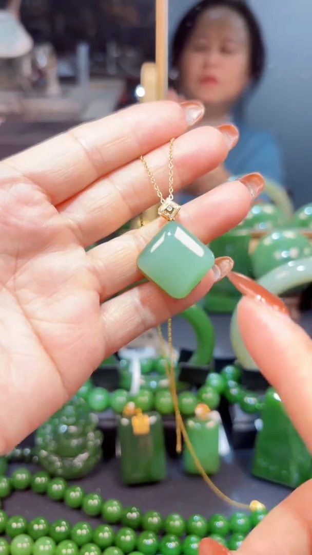 【闪购商品】和田玉（碧玉）吊坠(赠链)18K金镶嵌1