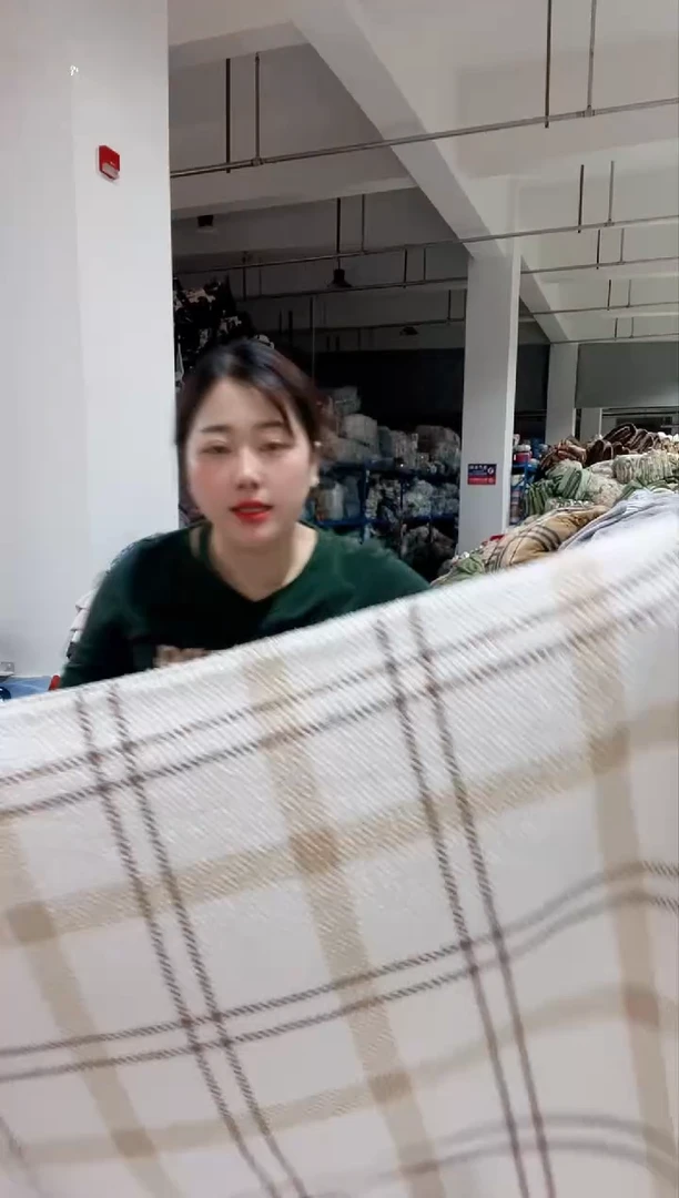 牛奶绒主播手上展示的产品   1.5*2.0米