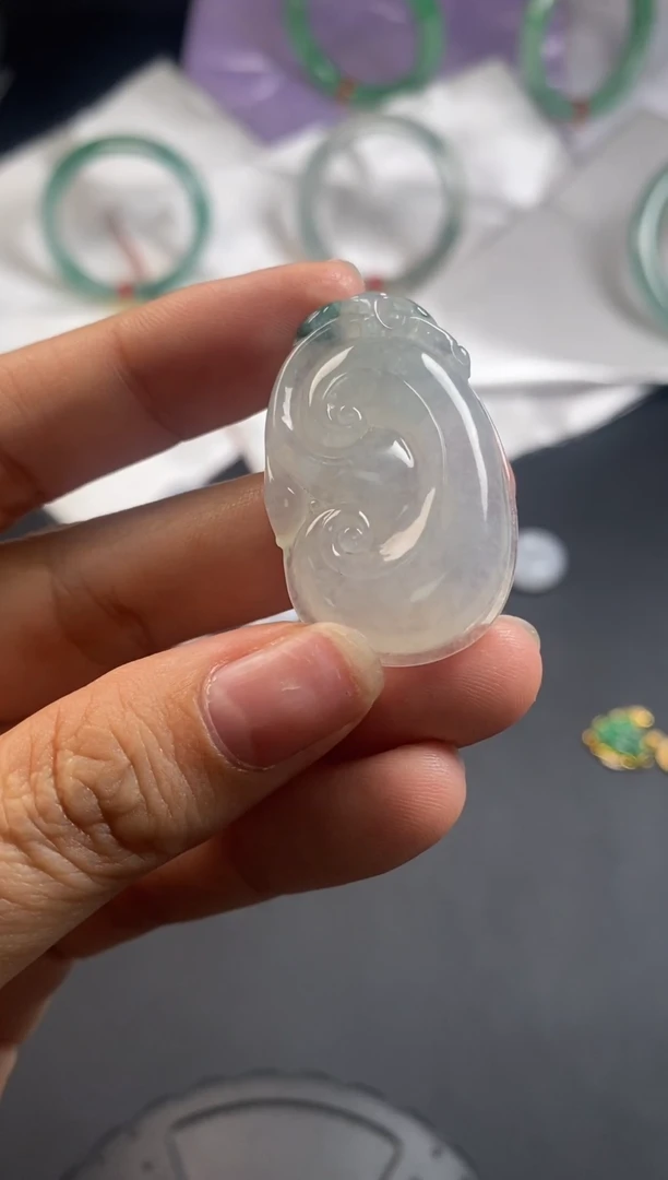 颈饰18K金镶嵌翡翠如意