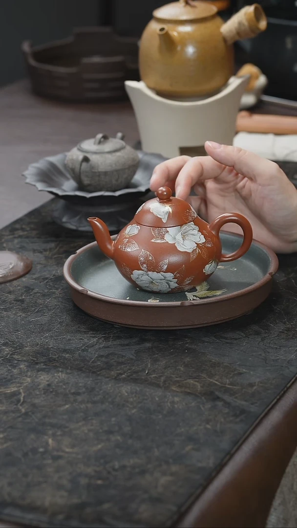 九隐茶器朱泥金银彩梨形