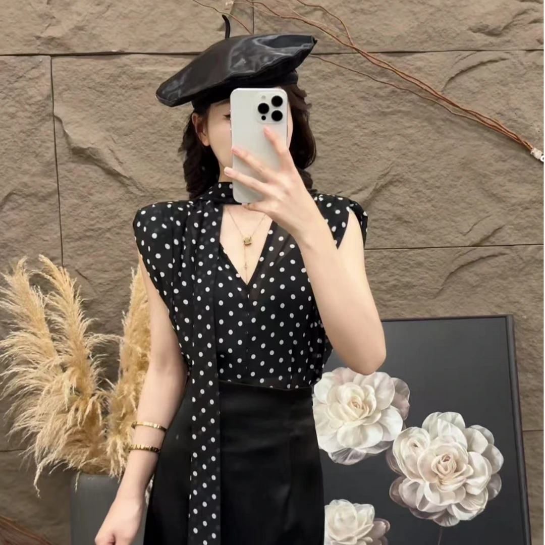 范范力推--2025夏季法式新款复古轻奢飘带V领无袖波点衬衣