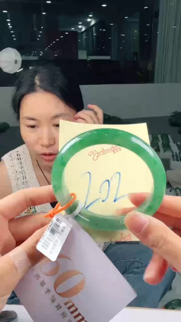未镶嵌手镯石英质玉（非洲翠）有天然洒金亮片/矿点/棉线202