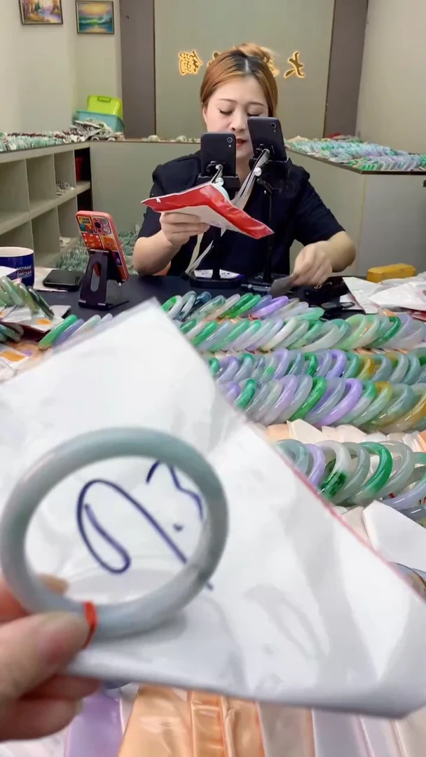 翡翠手镯未镶嵌1070031556