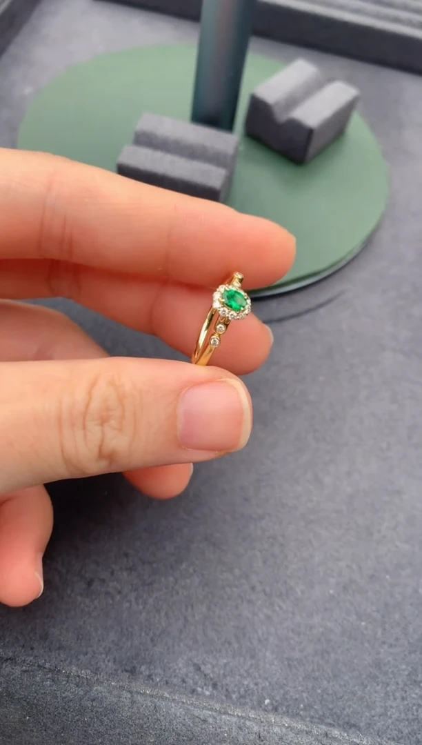 祖母绿戒指18K金镶嵌0.14ct祖母绿