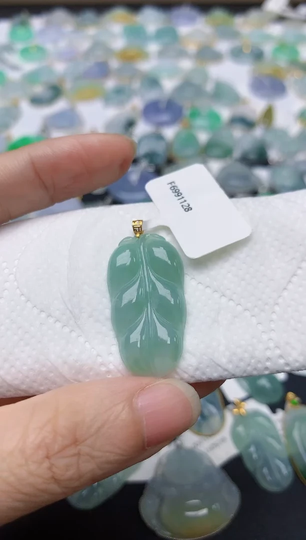 翡翠18K金镶嵌颈饰天然缅甸A货翡翠