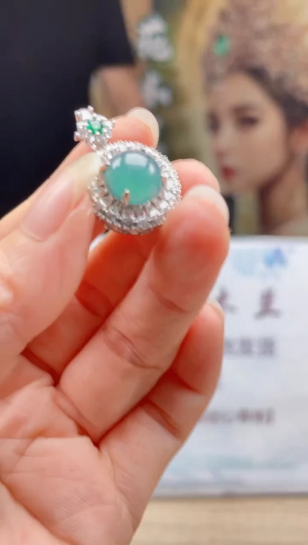翡翠未镶嵌颈饰      *127