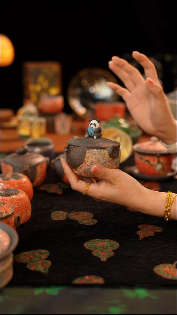 高越岩矿--熊猫宝瓶