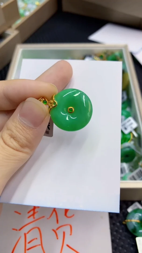 翡翠18K金镶嵌颈饰             1