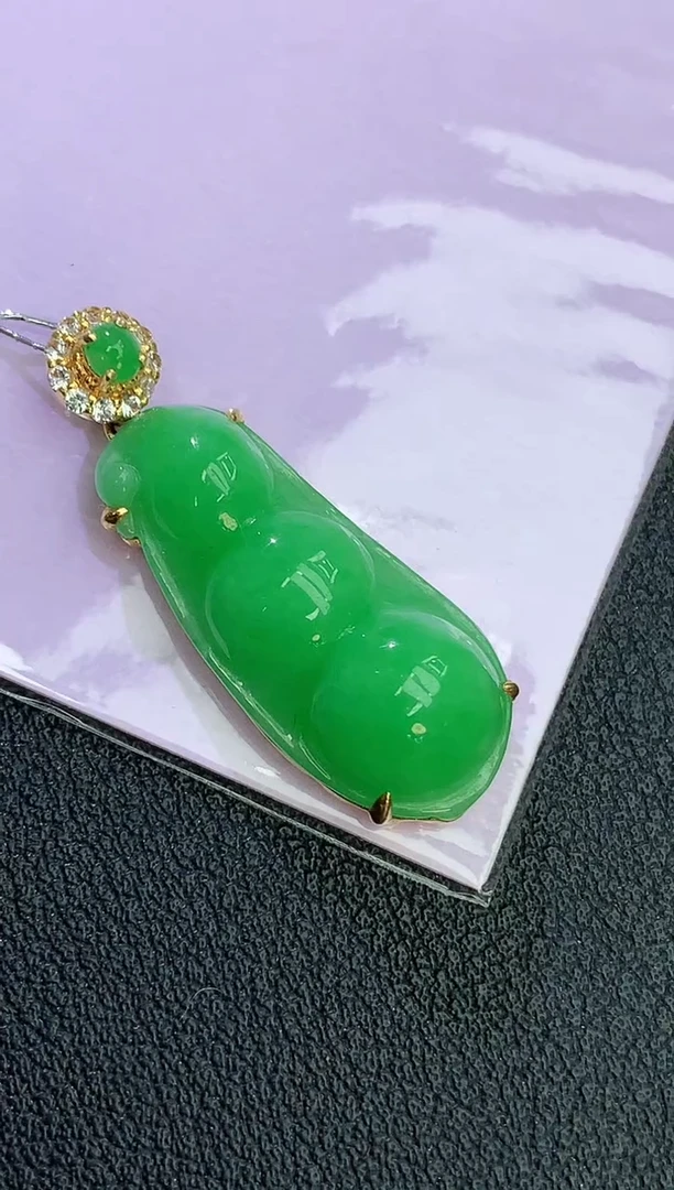 颈饰18K金镶嵌翡翠赠礼盒 麦麦