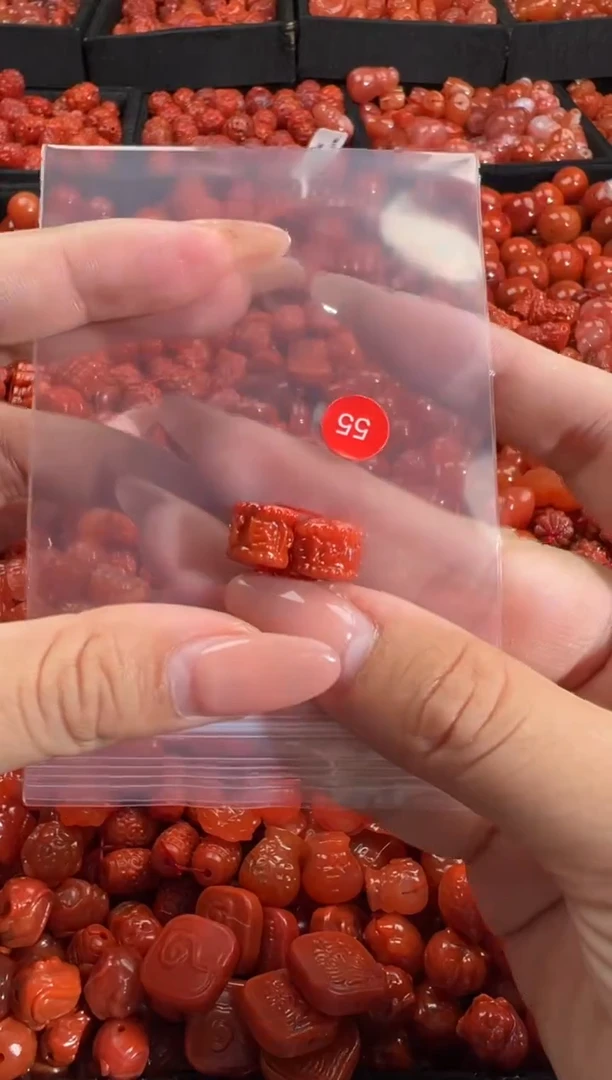 南红玛瑙未镶嵌颈饰1