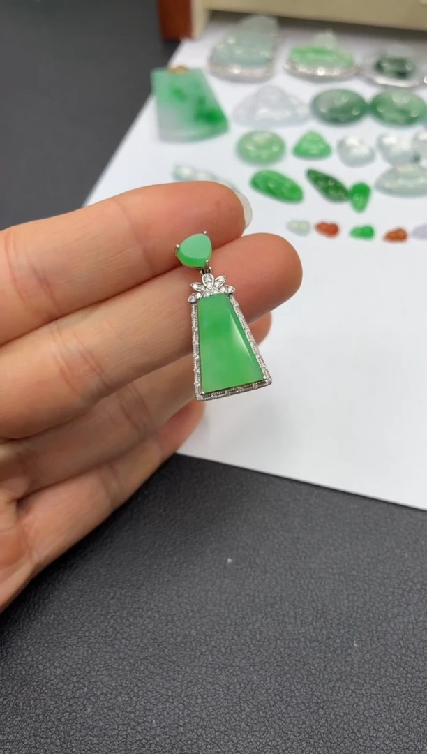 颈饰18K金镶嵌翡翠天然翡翠A货