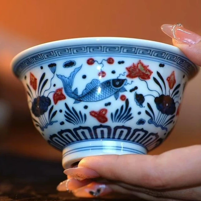 【不晓堂】柴窑青花釉里红鱼藻中号压手杯-底款：不晓堂