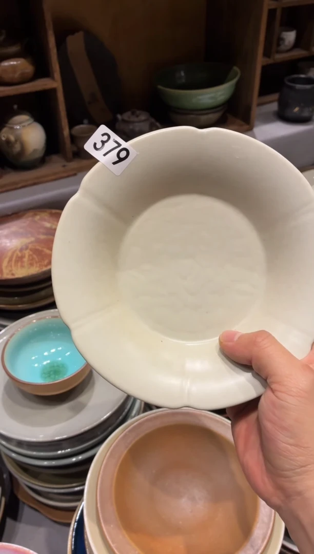 瓷片乱***夜379 乳黄花瓣盘1个