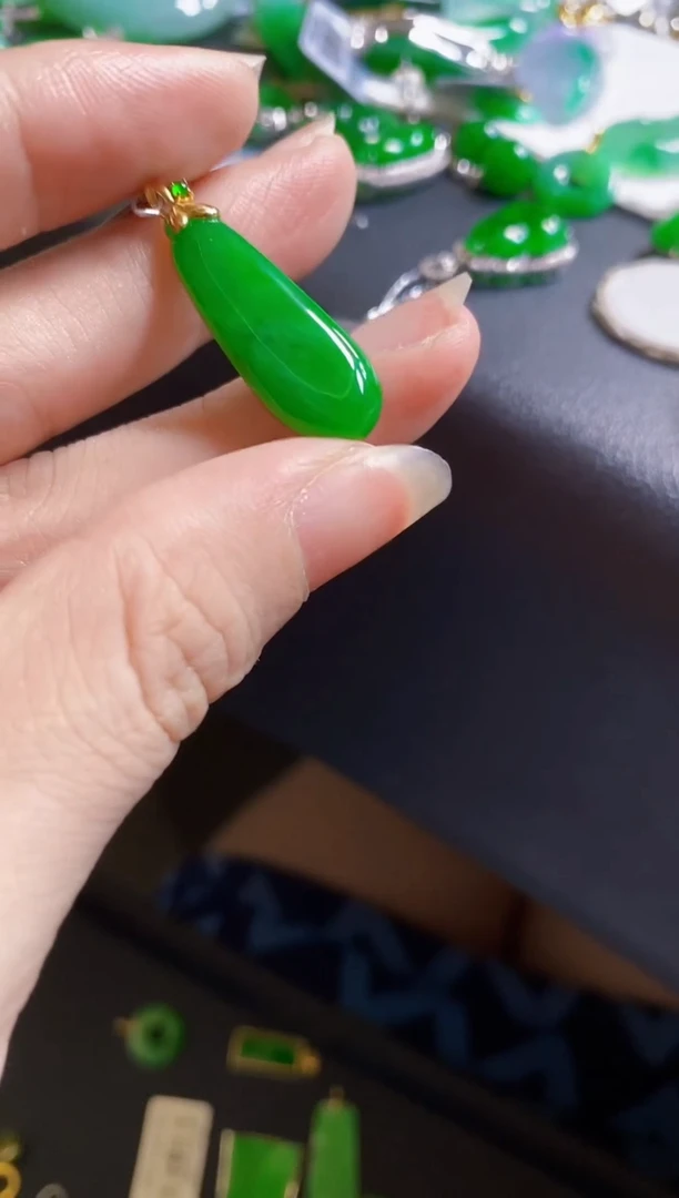 翡翠18K金镶嵌颈饰瓜