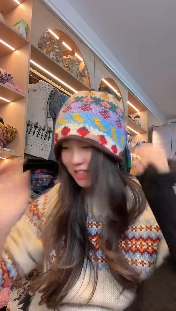 羊毛草莓卷边帽