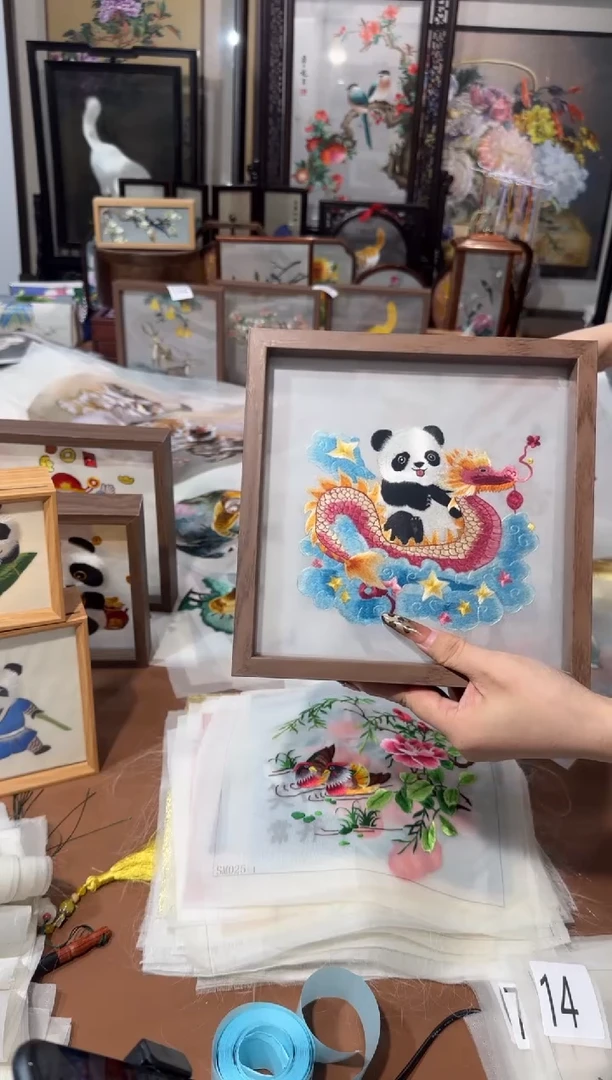 刺绣熊猫骑龙裱好框