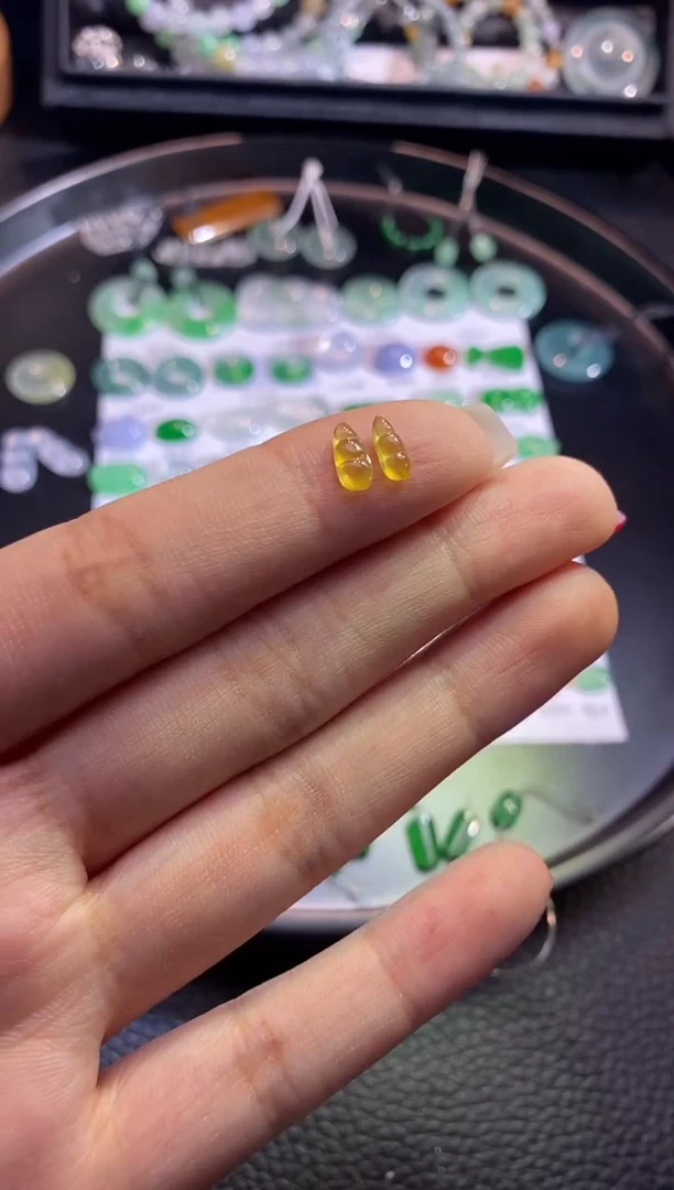 翡翠挂件未镶嵌豆
