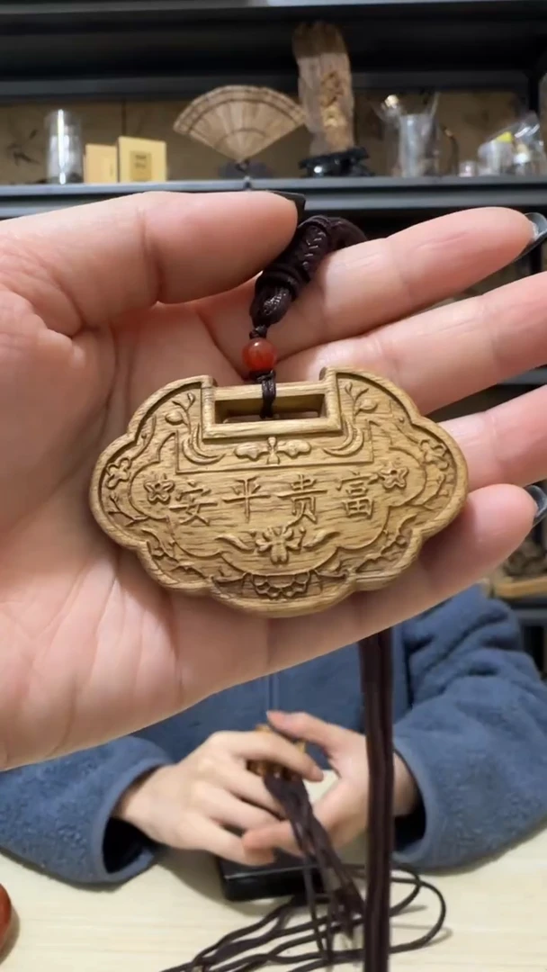 【闪购商品】沉香吊坠32号富国岛雕刻平安锁吊坠