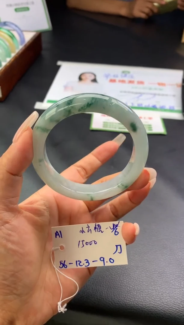 翡翠手镯未镶嵌玉手镯