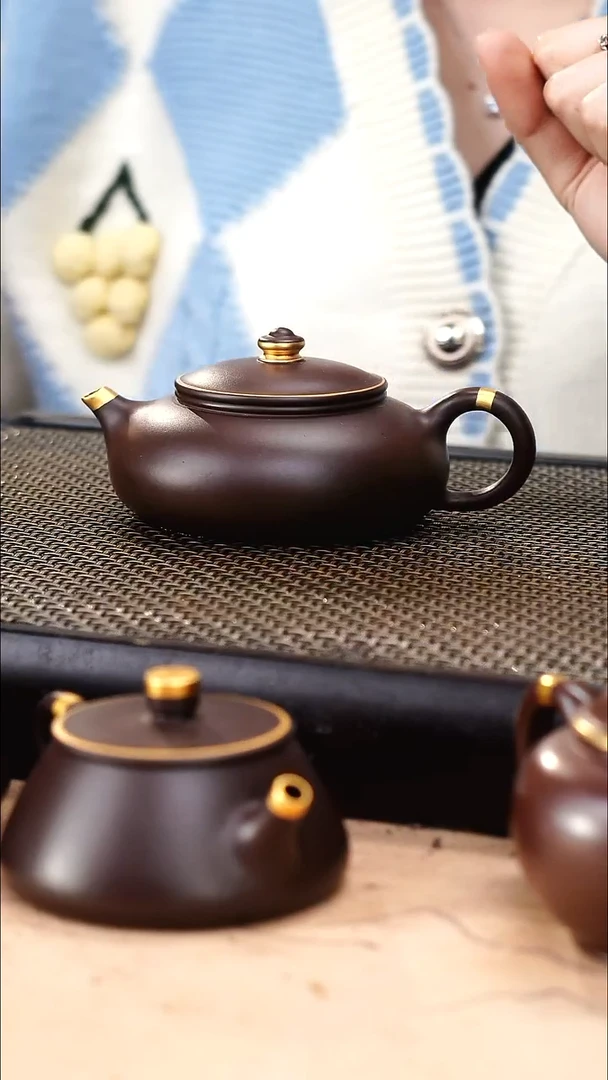 茶壶紫砂四号井茄皮紫泥描金扁寒江160cc