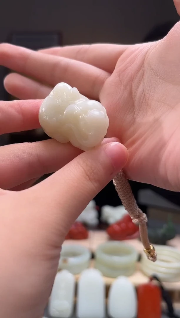 颈饰未镶嵌和田玉吊坠