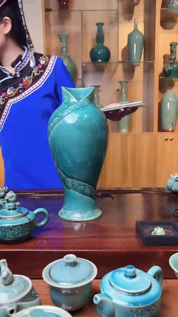 禄麒牙舟陶（旗袍花瓶）