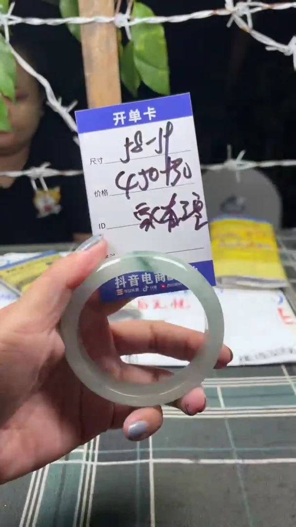 无非金属家**宝缅区原矿手镯手工艺现场