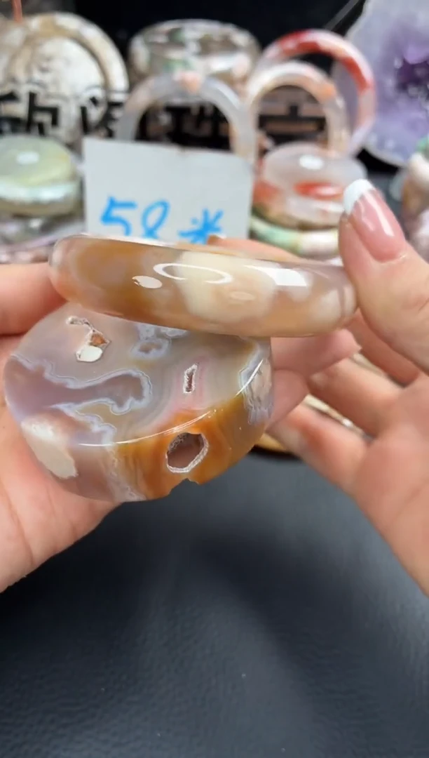 未镶嵌手镯（圆镯）石英质玉59