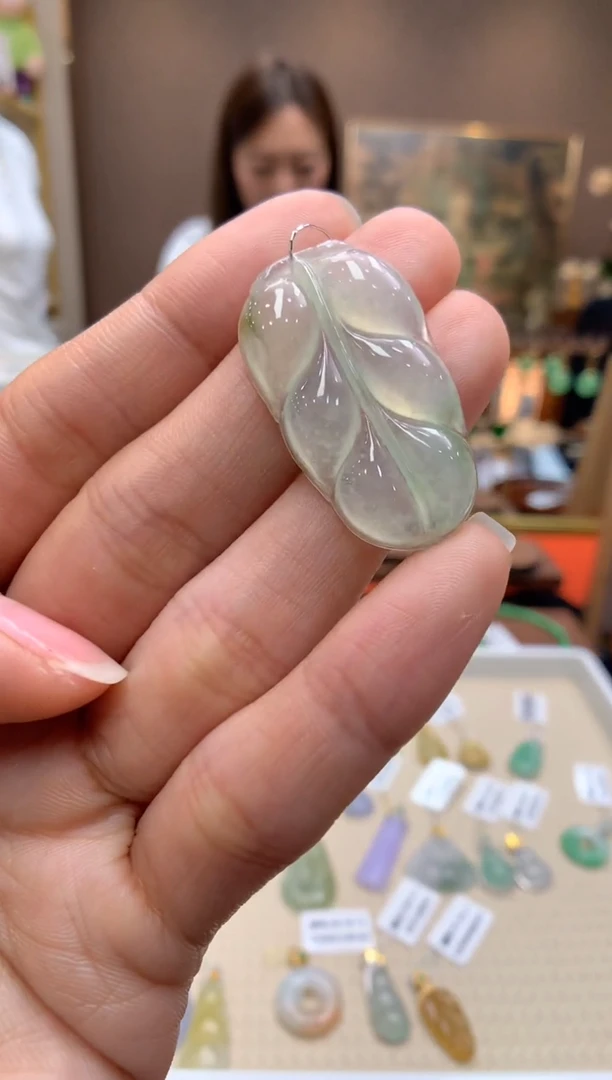 【闪购商品】翡翠颈饰未镶嵌叶子