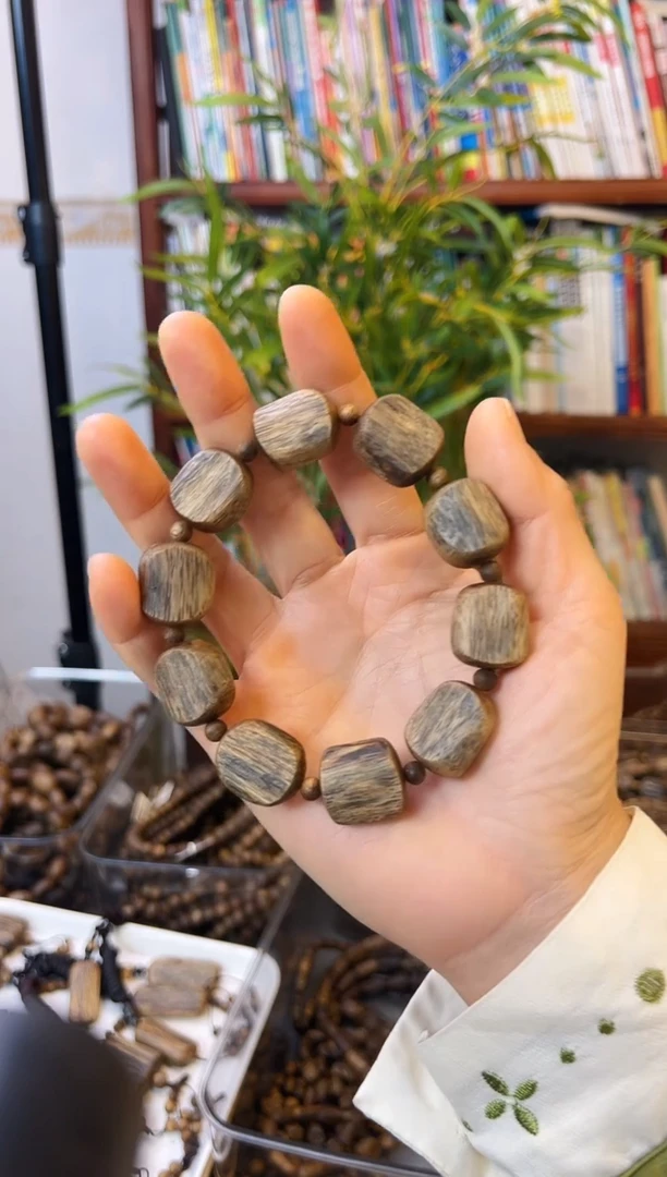 【闪购商品】沉香手串棋楠透顶绿手串