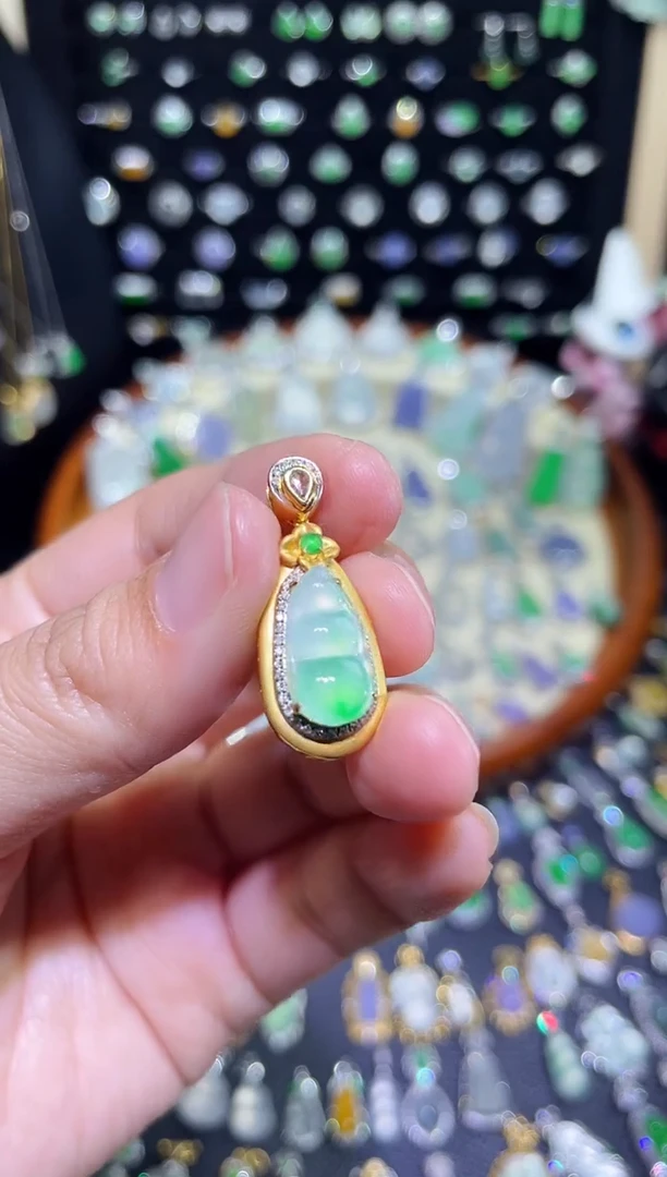 颈饰18K金镶嵌翡翠玻璃种金丝阳豆子吊坠