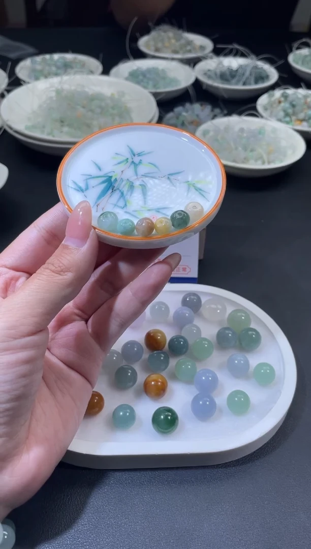 颈饰未镶嵌翡翠心**在翡翠净货