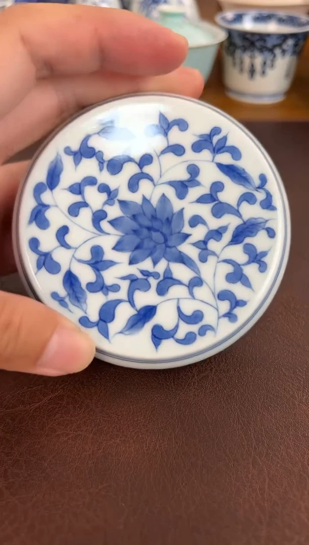 照夜白青花缠枝莲盖置