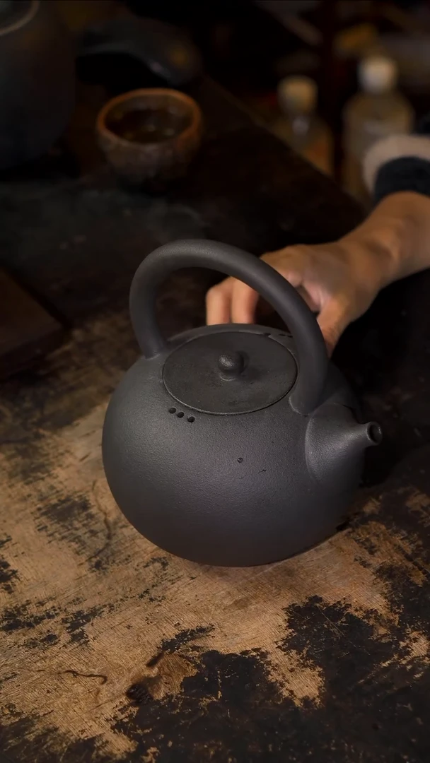 【闪购商品】1300容量的火山石提梁壶
