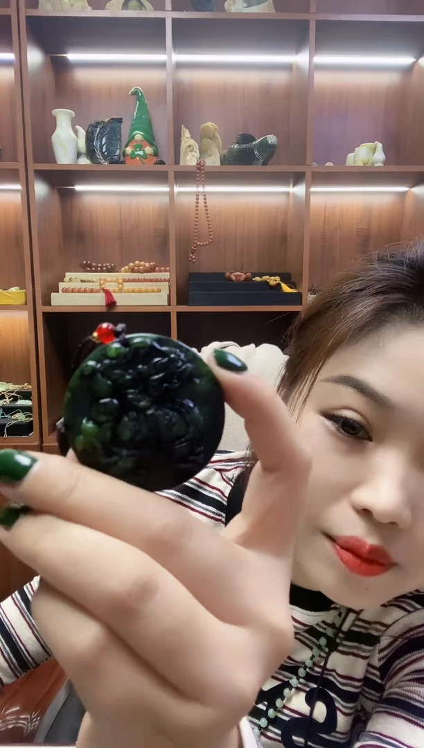 未镶嵌蛇纹石玉吊坠