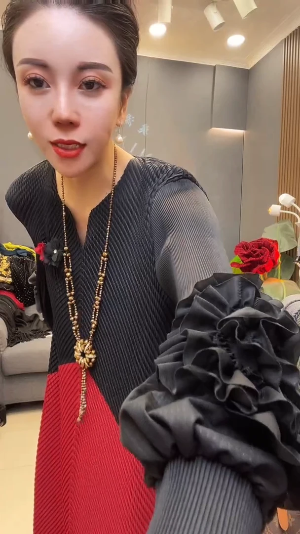 聚酯纤维（涤纶）红黑拼色裙