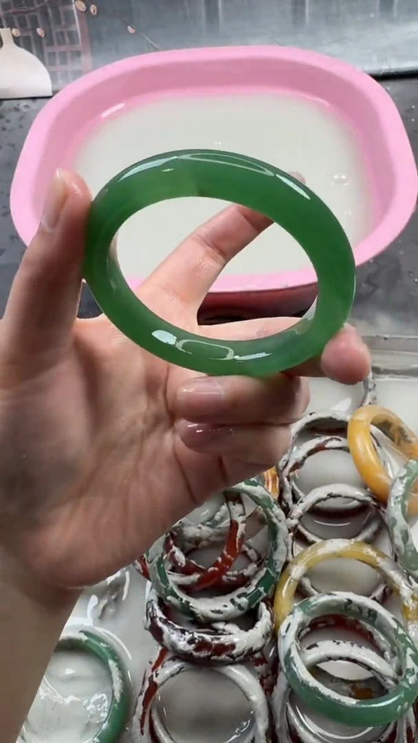 【闪购商品】石英质玉手镯未镶嵌38