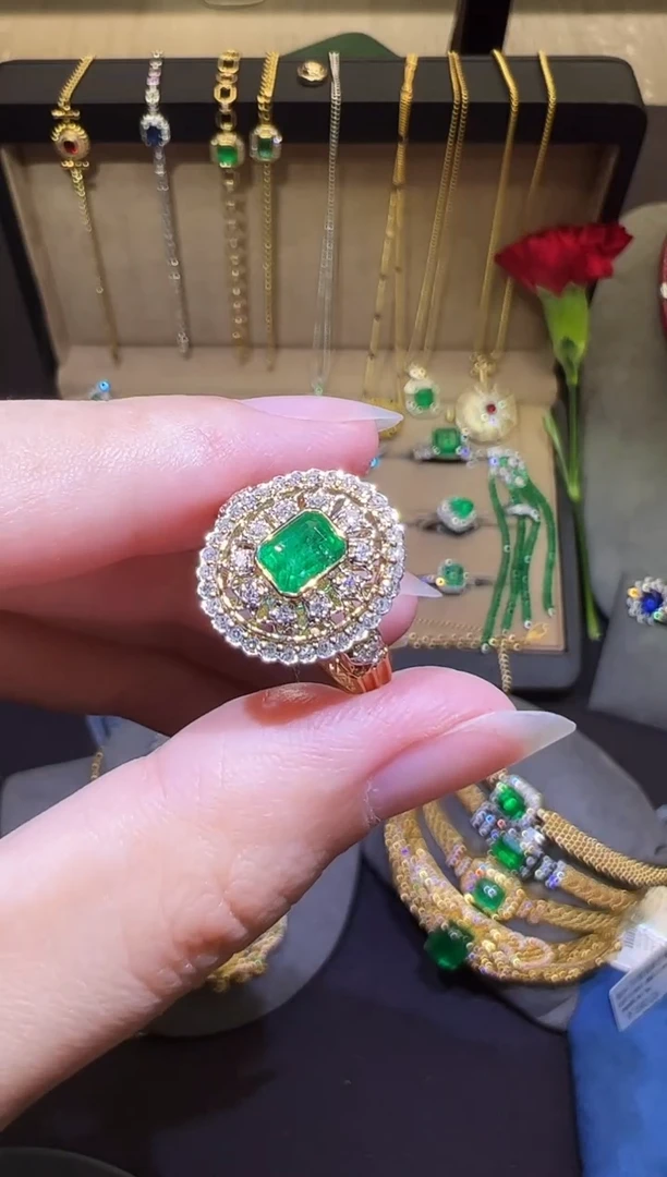 18K金镶嵌戒指祖母绿0.69ct