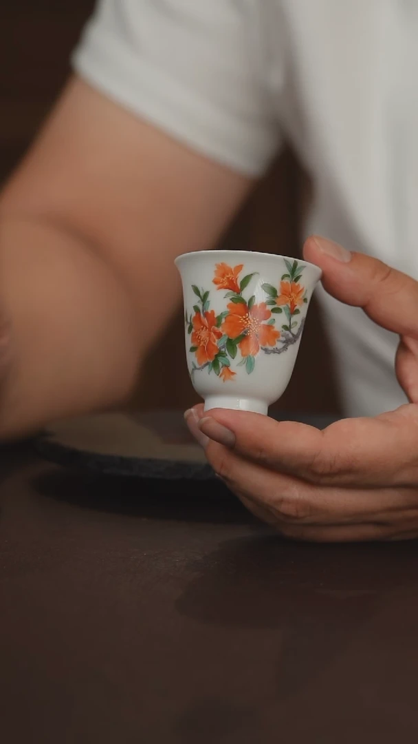 夏芳手绘釉上石榴花陶瓷主人杯