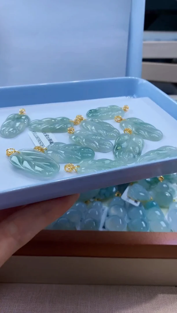 翡翠未镶嵌颈饰多样性发其一件