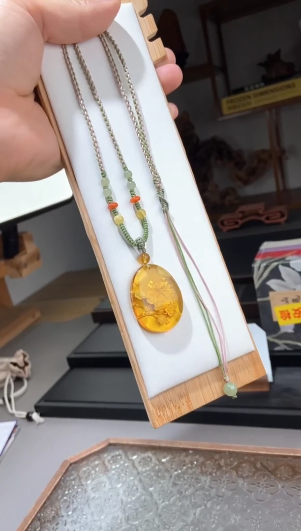 琥珀颈饰未镶嵌金蓝珀阴雕喜上眉梢