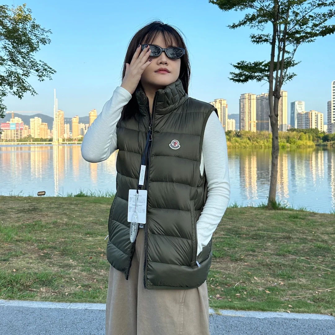 （全新未使用）MNOALAC经典款90白鸭绒立领压花LOGO马甲